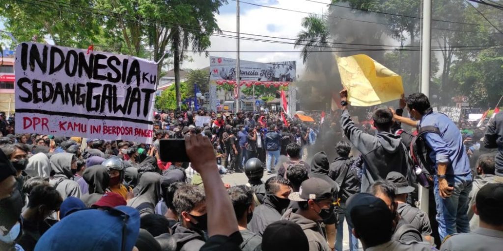 Demo Ricuh di Depan Kemenpora: Menpora Sesalkan Kekerasan, Dua Polisi Terluka