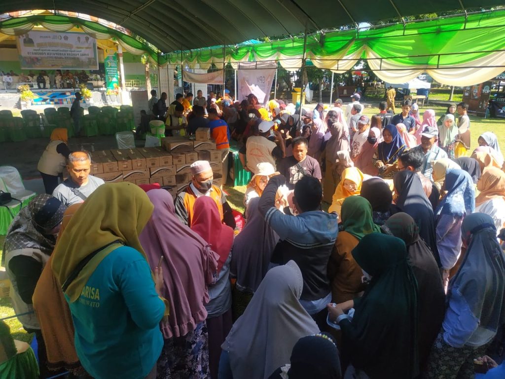 Harga Miring, Warga Jateng Berebut Sembako Murah!