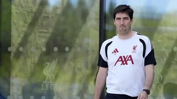 Iraola: Liverpool Perlu Winger Baru, Strategi Membangun Kekuatan Tim!