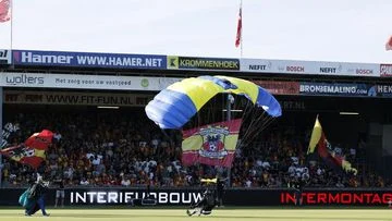 Aksi Penerjun Payung Tabrak Papan Iklan di Laga Pembuka Eredivisie: Insiden Memalukan